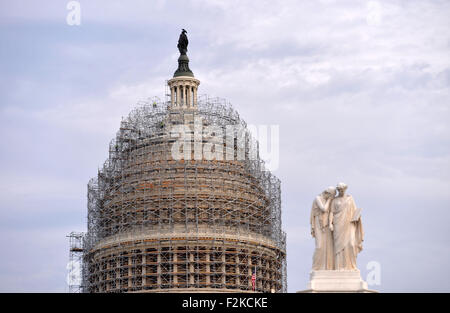 (150921) -- WASHINGTON, D.C., 21 septembre 2015 (Xinhua) -- File photo prise le 4 novembre 2014 montre le Capitole à Washington, DC, la capitale des États-Unis. Nommé en l'honneur du premier président américain George Washington, Washington, DC ou Washington District de Columbia est la capitale des États-Unis, est située entre les États du Maryland et de la Virginie. La Constitution des États-Unis prévoit un district fédéral de la compétence exclusive du Congrès et le District n'est donc pas une partie de n'importe quel État américain. Washington, DC a une population estimée à 660 000. Washington, DC, et B Banque D'Images