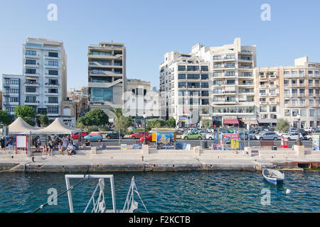 Près de la gare maritime de Sliema avec ses boutiques derrière sur un après-midi ensoleillé Banque D'Images