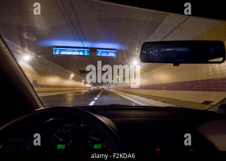 L'ouverture de la 6-km-long tunnel Blanka, dont la construction a duré huit ans et coûté 43 milliards de couronnes, à Prague, en République tchèque, le 19 septembre 2015. (CTK Photo/Vit Simanek) Banque D'Images