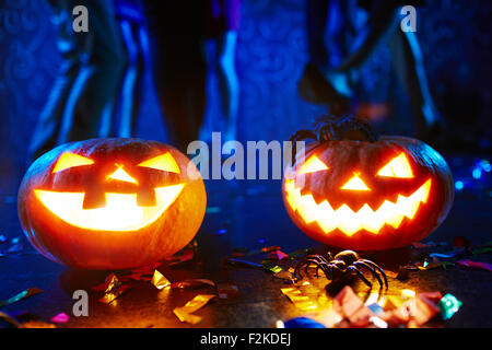 Citrouilles d'Halloween et des étoiles sur fond d'amis danse Banque D'Images