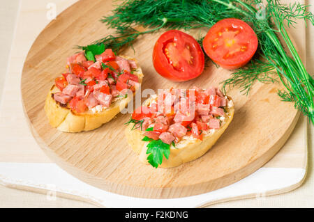 Crostini savoureux hors-d (crostino) avec de la tomate et de la saucisse Banque D'Images