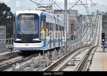 (150921) -- ADDIS ABABA, 21 septembre 2015(AFP) -- Photo prise le 20 septembre 2015 montre un train léger sur rail sur l'exploitation à Addis-Abeba, Ethiopie. L'Éthiopie le dimanche a inauguré un projet ferroviaire moderne qui a été construit par la Chine Railway Group (CREC) dans la capitale de ce pays d'Afrique de l. L'Addis-abeba électrifiée Light Rail Transit (LRT-AA) est la première lumière de fer sur le continent africain avec deux lignes d'une longueur totale de 34 km (Xinhua/Sun Ruibo) Banque D'Images