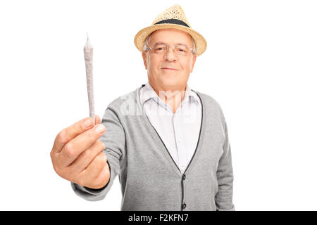 Young man handing la marijuana médicale vers l'appareil isolé sur fond blanc Banque D'Images