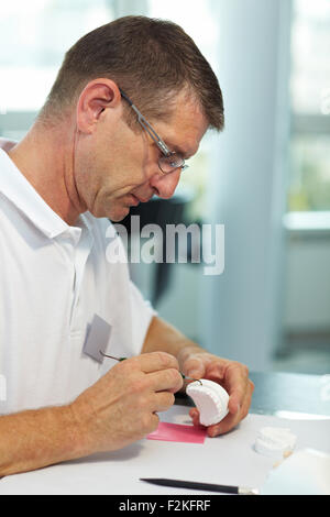 Prothèses dentaires technicien travaillant sur avec une sonde Banque D'Images