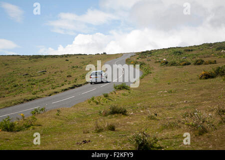 Location d'une conduite sur route près de landes, Haytor Dartmoor National Park, Devon, England, UK Banque D'Images