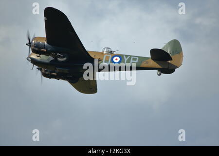 Un bombardier Blenheim, Spitfires et Hurricanes commémorer le 75e anniversaire de la bataille d'Angleterre à Goodwood aérodrome Banque D'Images