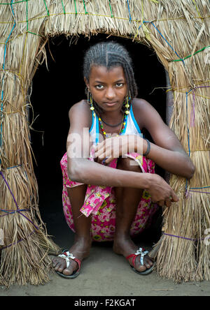 Le Bénin, en Afrique de l'Ouest, Gossoue, une belle tribu peul peul adolescent à l'entrée de sa hutte Banque D'Images