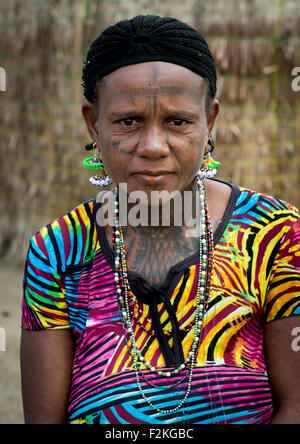 Le Bénin, en Afrique de l'Ouest, Gossoue, une tribu peul peul tattooed woman portrait Banque D'Images