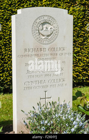 Tombe d'un travailleur des sépultures de guerre du Commonwealth à Ypres Cimetière Extension, Ypres, ou Ypres, Belgique Banque D'Images