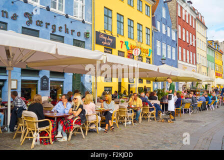 Terrasses de restaurants, le port historique, Nyhavn, Copenhague, Danemark Banque D'Images