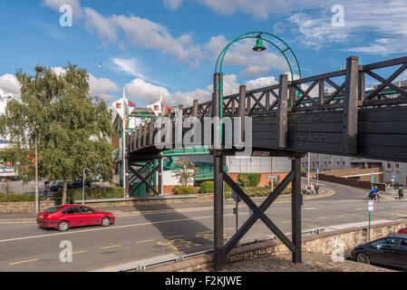 Passerelle en bois dans le centre-ville de Warrington conduisant à l'Cockhedge shopping centre. Banque D'Images