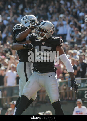 Oakland USA CA. 20 Sep, 2015. Oakland WR # 15 Michael Crabtree célébrer la fin de son troisième trimestre le toucher des roues avec WR #  89 Amari Cooper au cours de NFL football match entre les Ravens de Baltimore et l'Oakland Raiders 37-33 gagner à O.co Coliseum Stadium Oakland Californie Thurman James/CSM/Alamy Live News Banque D'Images