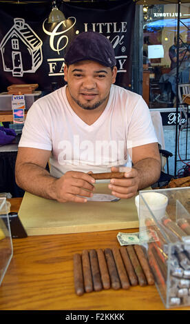 Portrait d'un fabricant de cigares dominicains au San Gennaro Festival à Little Italy, Manhattan, New York City Banque D'Images