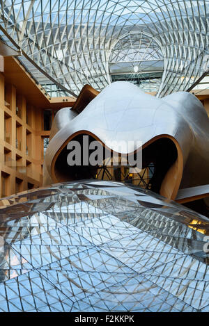 Berlin. L'Allemagne. Pariser Platz, DZ Bank l'intérieur, par l'architecte Frank Gehry. (L'ancienne DG Bank) Banque D'Images