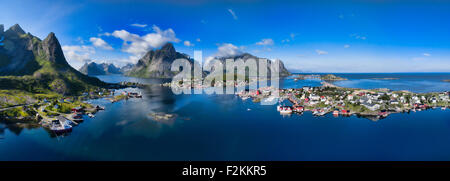 Panorama de l'antenne de reine, pittoresque village de pêcheurs sur les îles Lofoten en Norvège Banque D'Images