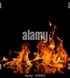 De belles flammes feu élégant reflété dans l'eau Banque D'Images