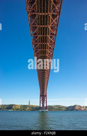 Sous le pont 25 de Abril à Lisbonne, Portugal. Banque D'Images