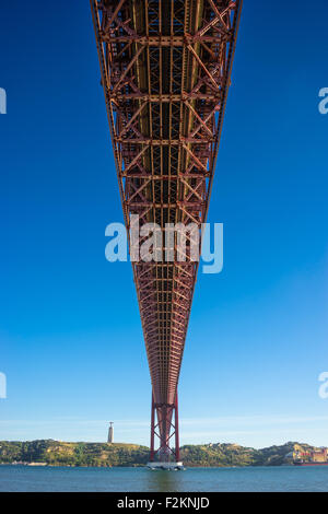 Sous le pont 25 de Abril à Lisbonne, Portugal. Banque D'Images