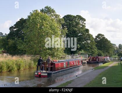 Deux bateaux du canal passant sur le pont tournant Snaygill Leeds et Liverpool canal près de Skipton, West Yorkshire, Angleterre Royaume-uni Banque D'Images