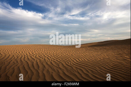 Des dunes, des dunes de sable de Maspalomas, la formation des nuages, des structures dans le sable, lumière du soir, réserve naturelle, Gran Canaria Banque D'Images
