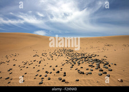Des dunes, des dunes de sable de Maspalomas, la formation des nuages, les pierres noires dans le sable, réserve naturelle, Gran Canaria, Îles Canaries, Espagne Banque D'Images