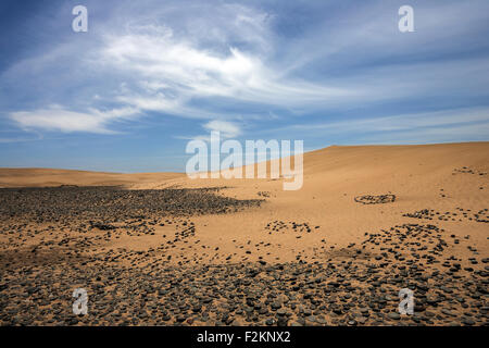 Des dunes, des dunes de sable de Maspalomas, la formation des nuages, les pierres noires dans le sable, réserve naturelle, Gran Canaria, Îles Canaries, Espagne Banque D'Images