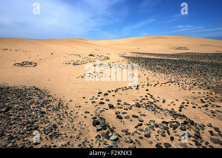 Des dunes, des dunes de sable de Maspalomas, la formation des nuages, les pierres noires dans le sable, réserve naturelle, Gran Canaria, Îles Canaries, Espagne Banque D'Images