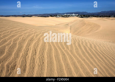 Les dunes, les dunes de Maspalomas, les structures dans le sable, les réserves naturelles, l'hôtel RIU derrière, Gran Canaria, Îles Canaries, Espagne Banque D'Images