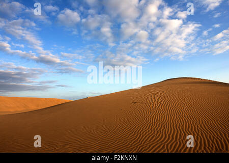 Des dunes, des dunes de sable de Maspalomas, la formation des nuages, des structures dans le sable, lumière du soir, réserve naturelle, Gran Canaria Banque D'Images