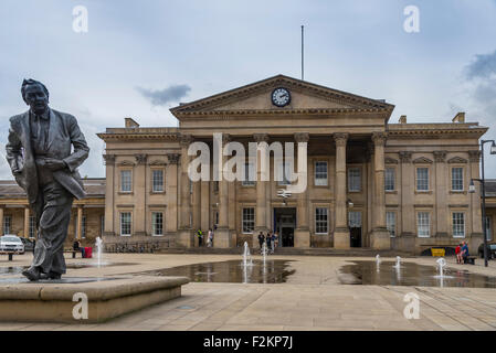 La statue de l'ancien Premier Ministre Harold Wilson à l'extérieur de la gare de Huddersfield. Yorkshire de l'ouest nord ouest de l'Angleterre. Banque D'Images