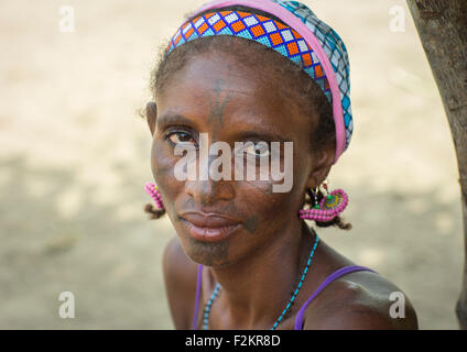 Le Bénin, en Afrique de l'Ouest, Gossoue, une belle tribu peul peul tatoué woman portrait Banque D'Images