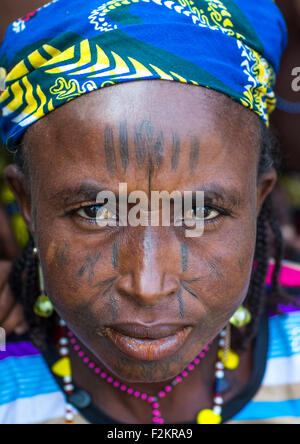 Le Bénin, en Afrique de l'Ouest, Gossoue, une belle femme tribu peul peul tatoué Banque D'Images