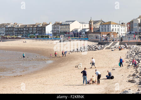 Un beau jour de septembre à Morecambe, marcher le long de la côte à la mer Banque D'Images