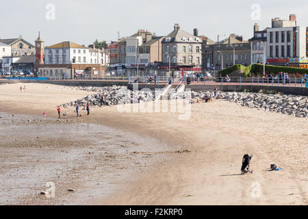 Un beau jour de septembre à Morecambe, marcher le long de la côte à la mer Banque D'Images