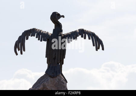 Un beau jour de septembre à Morecambe, marcher le long de la côte avec une sculpture d'oiseaux Banque D'Images