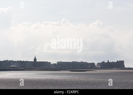 Un beau jour de septembre à Morecambe, marcher le long de la côte à la recherche à la ville avec la marée out Banque D'Images