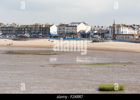 Un beau jour de septembre à Morecambe, marcher le long de la côte à la recherche à la ville avec la marée out Banque D'Images