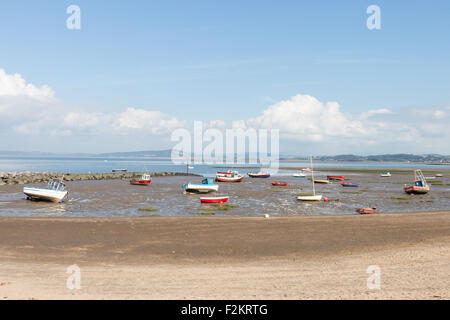 Un beau jour de septembre à Morecambe, marcher le long de la côte face à la mer et bateaux avec la marée out Banque D'Images