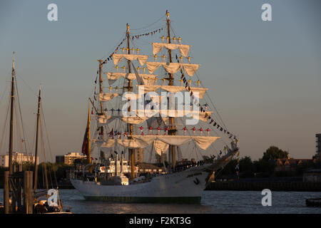 Le grand navire colombien, ARC Gloria voyageant en amont vers Tower Bridge, London Banque D'Images