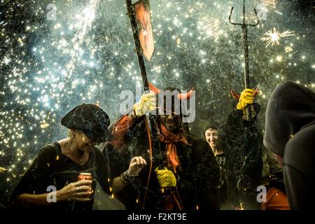 Barcelone, Espagne. September 20th, 2015 : Les participants vêtus de costumes diable provoquer d'artifice pendant les 'Correfocs' courir à la Merce 2015 Festival de Barcelone. Credit : matthi/Alamy Live News Banque D'Images