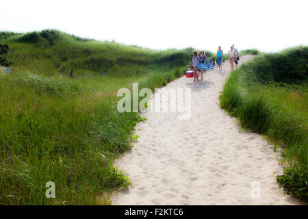 Un groupe de personnes à la maison après une journée à la plage à Wellfleet, Cape Cod, Massachusetts, New England, USA. Banque D'Images