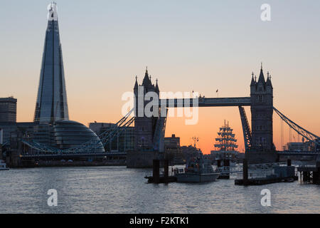 Le grand navire colombien, ARC Gloria voyageant à travers le Tower Bridge, Londres Banque D'Images