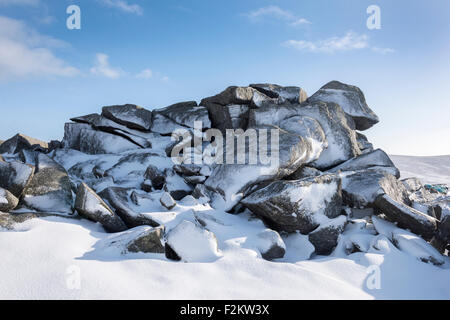 Les roches de granit gelé dans la neige à Belstone Tor sur le Dartmoor, en Angleterre. Banque D'Images