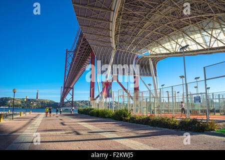 Vue latérale de la lumière du soleil pour la sculpture de tennis sous l'Lisbonne Pont 25 de Abril, Portugal. Banque D'Images