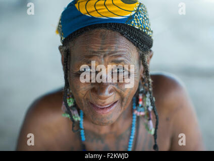 Le Bénin, en Afrique de l'Ouest, Gossoue, une ancienne tribu peul peul tatoué woman portrait Banque D'Images