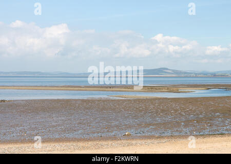 Un beau jour de septembre à Morecambe, marcher le long de la côte face à la mer avec la marée out Banque D'Images