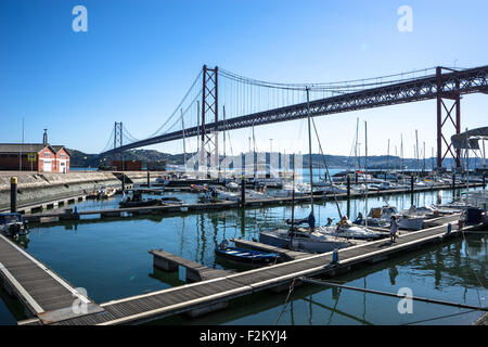 Un dock en dessous du pont 25 de Abril avec un espace vide à Lisbonne, Portugal. Banque D'Images