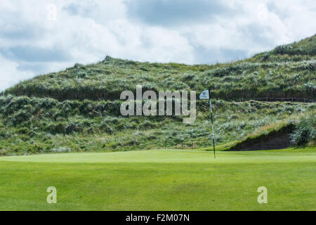 Axe et drapeau sur green at Trump Doonbeg Golf Course Banque D'Images