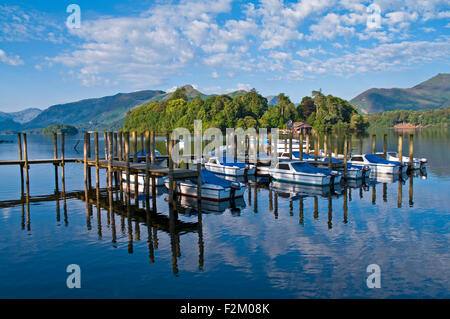 Voir l'ensemble des petits bateaux amarrés à jetées sur Derwentwater vers Derwent boisées Isle, l'été, réflexions, Cumbria England UK Banque D'Images