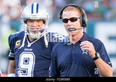 20 septembre 2015 : l'entraîneur-chef Dallas Cowboys Jason Garrett regarde avec quarterback Tony Romo (9) derrière lui au cours de la NFL match entre les Dallas Cowboys et les Philadelphia Eagles au Lincoln Financial Field à Philadelphie, Pennsylvanie. Les Cowboys de Dallas a gagné 20-10. Christopher Szagola/CSM Banque D'Images